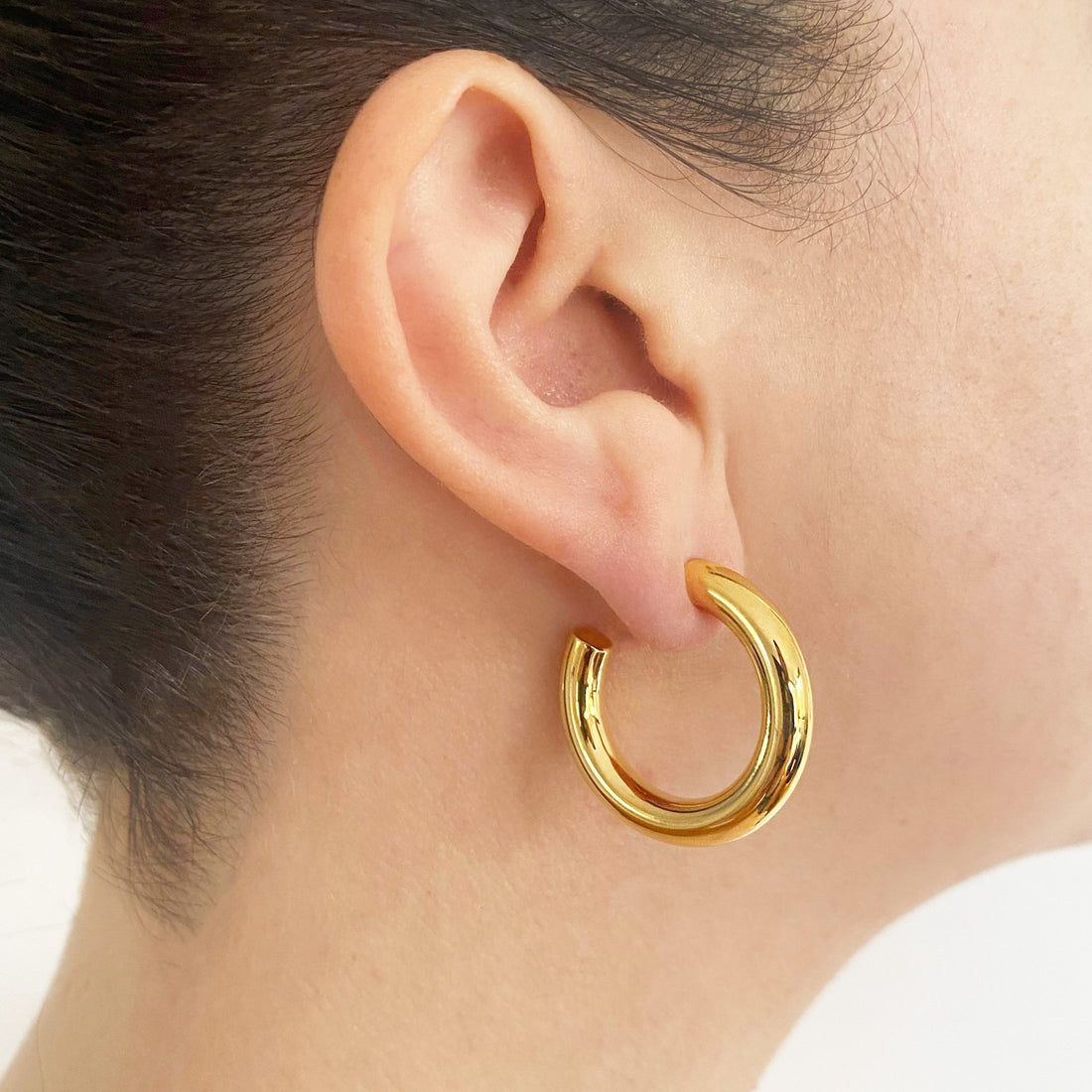 CELESTE SOLID MEDIUM HOOPS | GOLD