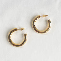 CELESTE SOLID MEDIUM HOOPS | GOLD