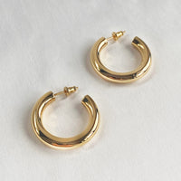 CELESTE SOLID MEDIUM HOOPS | GOLD