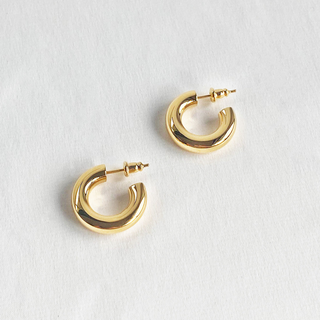 CELESTE SOLID SMALL HOOPS | GOLD